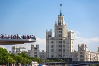 Bir yüzen köprü insanlar