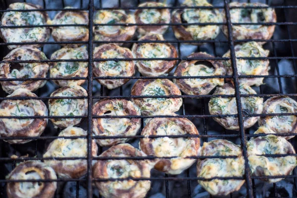 Cozinhar cogumelos na grelha — Fotografia de Stock