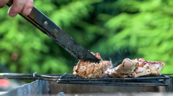 Grelha de carne em carvão e chama — Fotografia de Stock