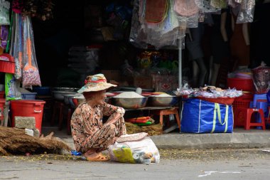 Vietnam, Nha Trang - 3 Ocak 2016: Asyalı yaşlı kadınlar bir sokakta, yaşam tarzı