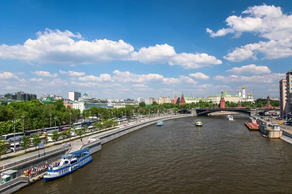 Vista Panorâmica Rio Moscou Kremlin Dia Ensolarado Com Nuvens — Fotografia de Stock