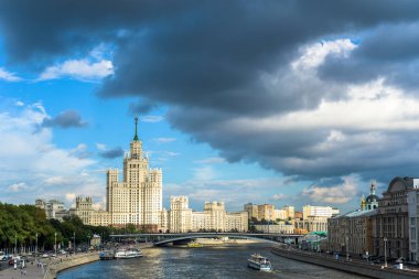 Gökdelen Kotelnicheskaya dolgu ve Moskova Nehri