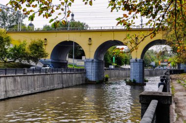 Eski Şehir viyadük Köprü Nehri geçip tren için