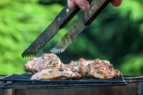 Grelha de carne em carvão e chama — Fotografia de Stock