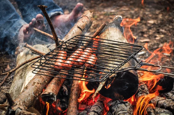 Жареные сосиски в огне — стоковое фото