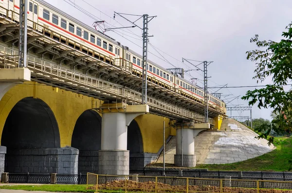 Viadukt für den Zug — Stockfoto