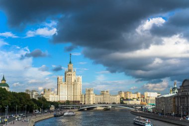 gökdelen kotelnicheskaya dolgu üzerinde