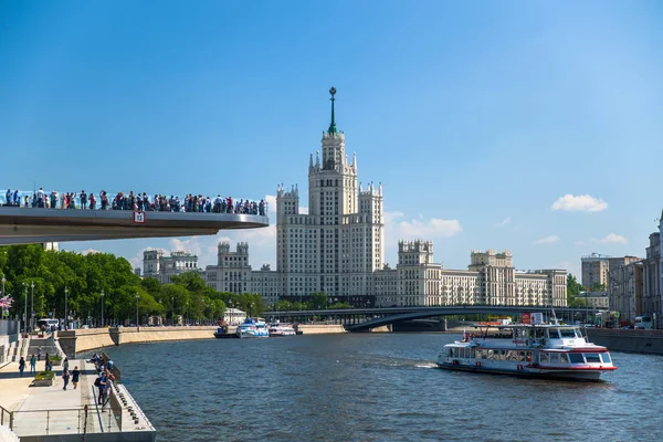 Люди на плавучем мосту — стоковое фото