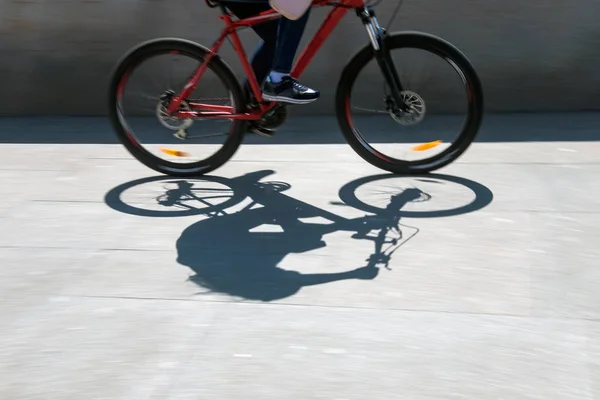 Silhouette sfocata del ciclista — Foto Stock
