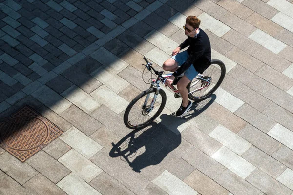Adam binmek bisiklet — Stok fotoğraf