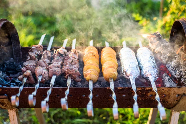 Grelhadores de carne a carvão vegetal — Fotografia de Stock