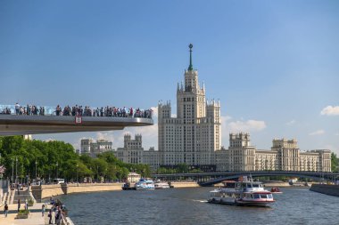 İnsanlar üzerinde yüzen köprü