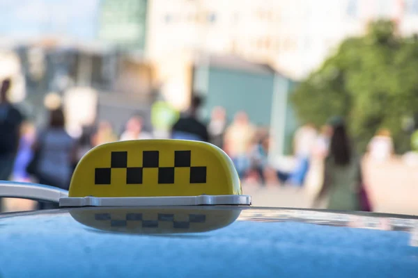 Taxischild Auf Dem Dach Eines Taxis — Stockfoto