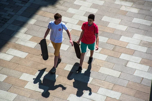 Скейтеры на улицах — стоковое фото