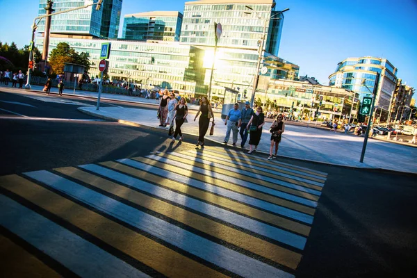 Persone che camminano per strada — Foto Stock