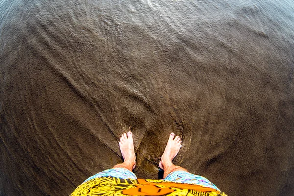 Mann Füße am Wasser Sandstrand, Fischaugeneffekt, Draufsicht — Stockfoto
