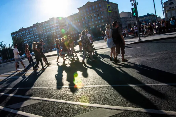 Persone che camminano per strada — Foto Stock