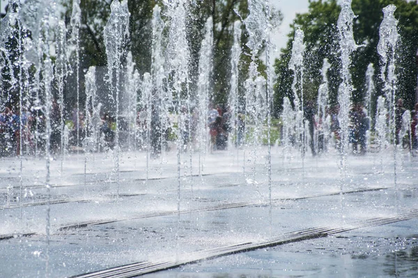Городской летний фонтан — стоковое фото