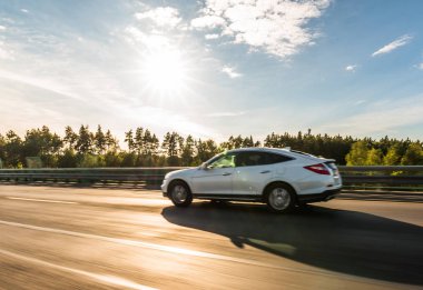 Beyaz araba bulanık hız etkisi ile yolda