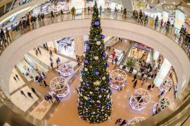 Moskova, Rusya - 10 Aralık 2017: Noel ağacı Columbus alışveriş merkezi