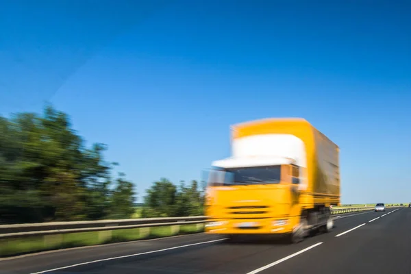 Lieferwagen Mit Verschwommener Wirkung Auf Autobahn — Stockfoto
