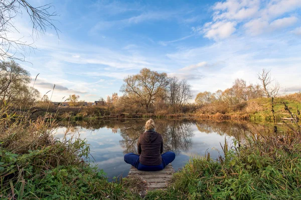 Femme Sur Rivière Calme Été Avec Des Reflets Dans Eau — Photo