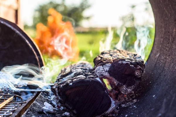 Carvão de madeira de fumo — Fotografia de Stock