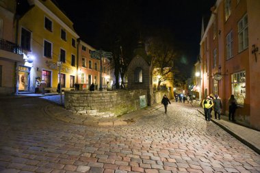 Tallinn, Estonya, 3 Kasım 2018 eski şehrin sokaklarında akşam