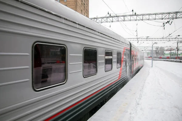 Ankunft Personenzug Zum Winterlichen Bahnhof — Stockfoto