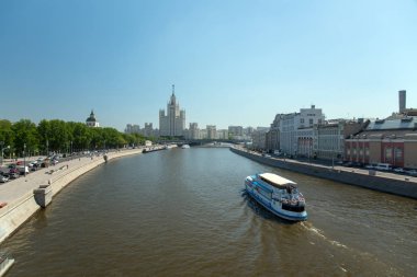 Moskova, Rusya, 13 Mayıs 2018 gökdelen Kotelnicheskaya dolgu ve Moskova Nehri