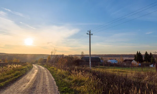 Uzun yaz ülke Road günbatımı manzara