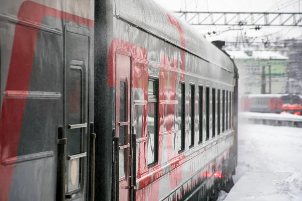 抵达冬季火车站的旅客列车 — 图库照片