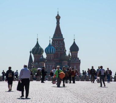 Moskova, Rusya, 13 Mayıs 2018. Kızıl Meydan, Katedral Vasili mübarek turistlere