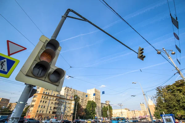 Rússia Moscou Setembro 2018 Sistema Semáforo Cidade Sobre Céu Azul — Fotografia de Stock