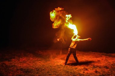 gece paty yangın şaşırtıcı siyah arka plan üzerine göstermek