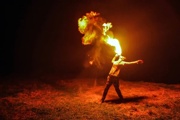 gece paty yangın şaşırtıcı siyah arka plan üzerine göstermek