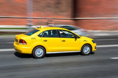 Hareket şehir sokak sahne sarı taksi ile