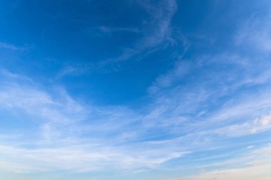 Cirrus bulutlar ve gökyüzü günbatımı güzel soyut desenle