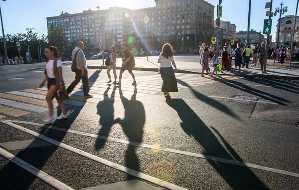 Rússia Moscou Julho 2018 Pessoas Anônimas Com Longa Sombra Travessia — Fotografia de Stock