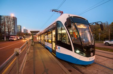 Rusya, Moskova - 15 Ekim, 2018: Modern şehir tramvay perspektif dikiz
