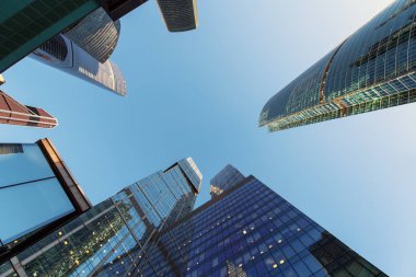 iş bölgesi gökdelenler görünümü tabandan bakış açısı