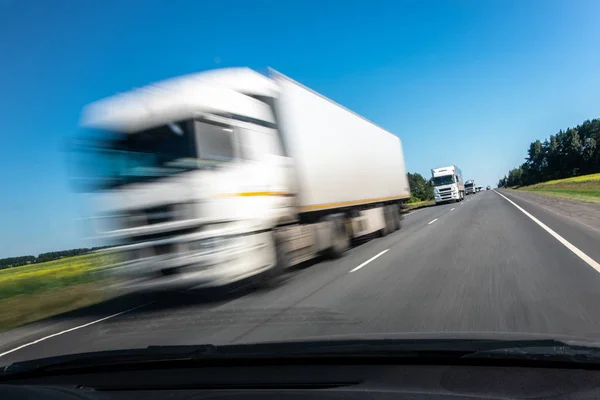 Lieferwagen Mit Geschwindigkeitseffekt Auf Autobahn — Stockfoto