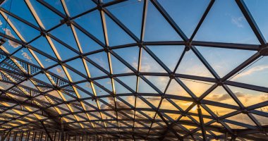 Moskova, Rusya - 22 Ocak 2019: Zaryadye park Moskova Merkezi. Şeffaf cam modern çatı üçgen desen