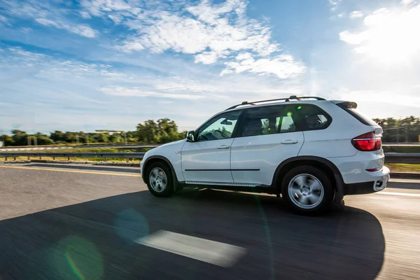 Weißer Geländewagen Mit Geschwindigkeitseffekt Unterwegs — Stockfoto