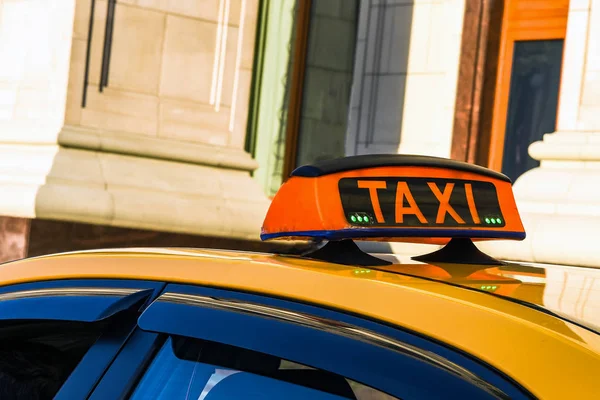 Taxischild am Auto — Stockfoto