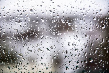 Camdaki yağmur damlaları