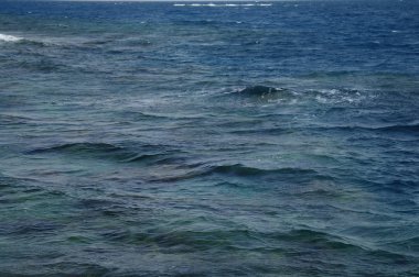 Mavi deniz suyu. Doğal arkaplan için okyanus yüzeyi.