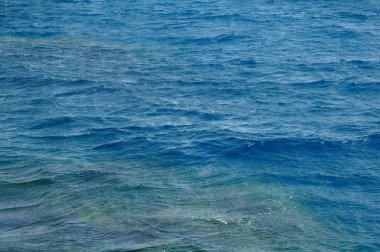 Mavi deniz suyu. Doğal arkaplan için okyanus yüzeyi.