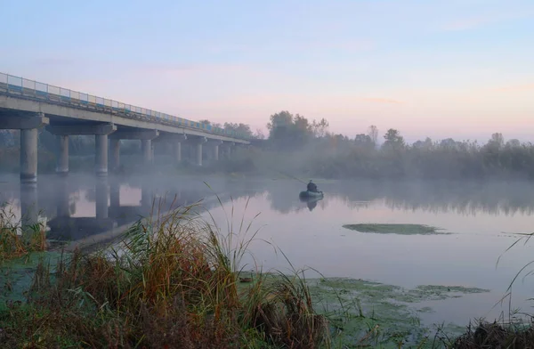 Пейзаж с рекой рано утром — стоковое фото