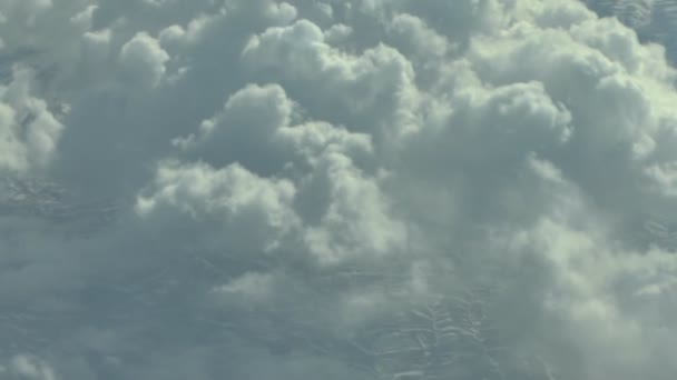 Vue depuis une fenêtre plane sur l'aile et le paysage ci-dessous 